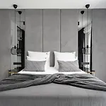 El Apartments - Golden Palace